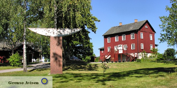 Dalslands konstmuseum ligger med utsikt över sjön Spången och museibyggnaden smälter in bland de röda husen i den gamla bruksmiljön kring bruket i Upperud.