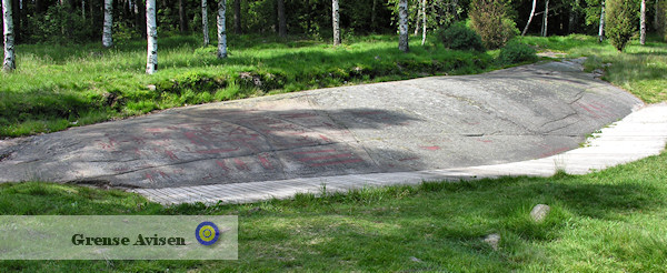 Fossums hällristningar i Tanum, Bohuslän är från bronsåldern, ca 1500 – 1000 f.Kr. Hela Tanums hällristningsområde finns med i UNESCOS världsarvslista.