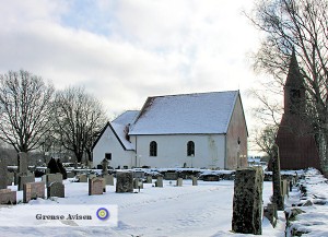 Naverstads medeltidskyrka byggdes under 1100-talets senare hälft och ligger vackert vid Södra Bullaresjön. Kyrkan räknas till en av de bäst bevarade medeltidskyrkorna i Bohuslän och har en av Bohusläns vackraste träskulpturer.